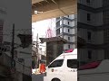 Osaka, tubo di acciaio alto 13 metri spunta dal terreno e blocca le strade