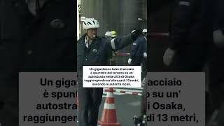 Osaka, tubo di acciaio alto 13 metri spunta dal terreno e...
