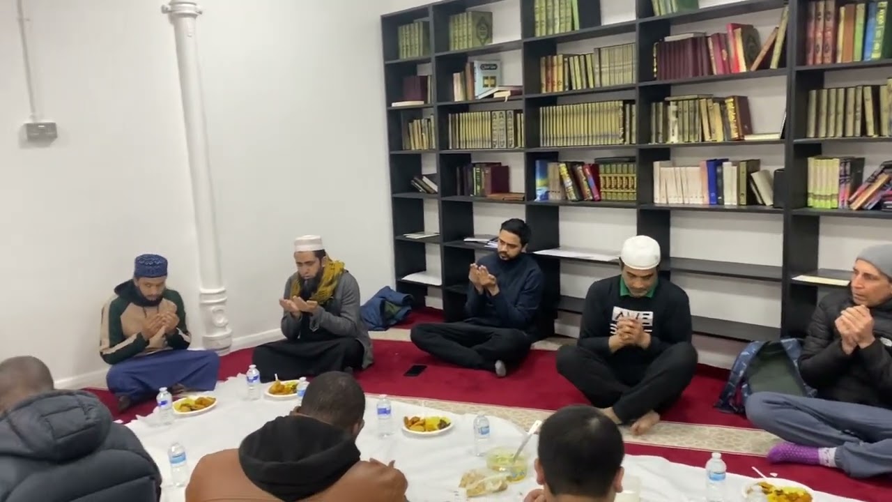 9 এপ্রিল, 2023 লন্ডন আর রহমান মসজিদের ইফতারি দোওয়া করা হইতেছে