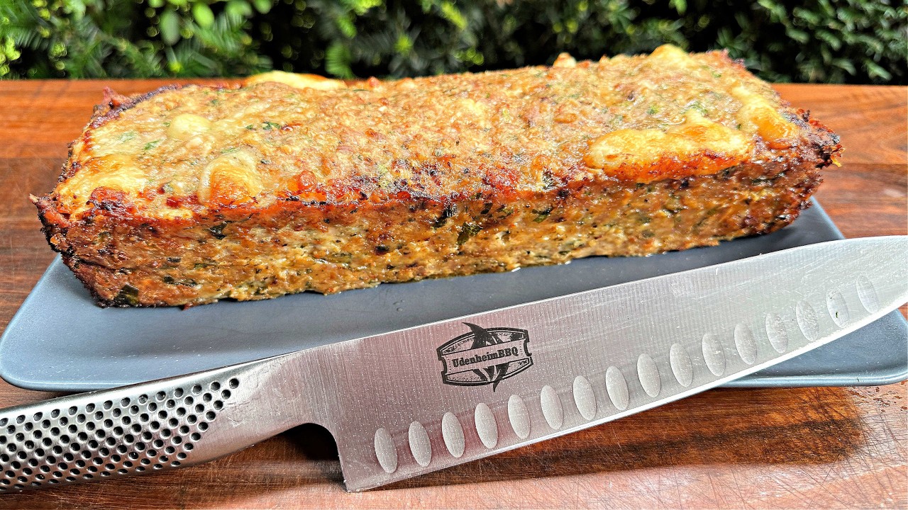 Hackbraten vom Grill mit reichlich Käse und Spinat gefüllt