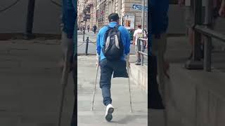 HA DIRITTO AL REDDITO MA ELEMOSINA SENZA UNA GAMBA : ASSURDO