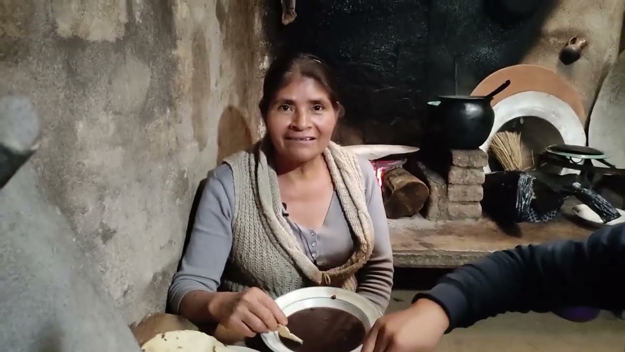 Comiendo feliz y sanamente con mi familia, ricos frijoles en olla de barro con tortillas a mano