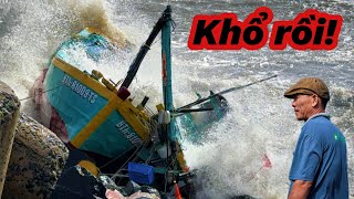 Ảnh Hưởng Bão Số 15! Sóng Lớn Đánh Rớt Người Xuống Biển La Gi. Ghe Chìm Trên Kè Đá Bị Sóng Đánh Nát!