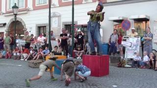 Clown Pompo jongliert- Devil Stick....?-Straßentheater