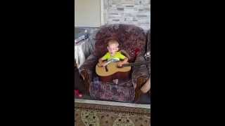 СМОТРЕТЬ ВСЕМ!!РЕБЕНОК 3 ГОДИКА ПОЕТ НА ГИТАРЕ ОЛЕСЮ.FUNNY BOY iS SINGING AND PLAYING BY GUITARE