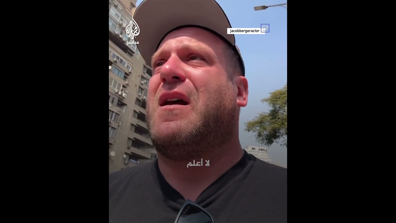 الممثل الأمريكي ”جاكوب بيرغر“ يجهش بالبكاء متأثرًا عند سماعه الأذان وتذكره معاناة أهل غزة