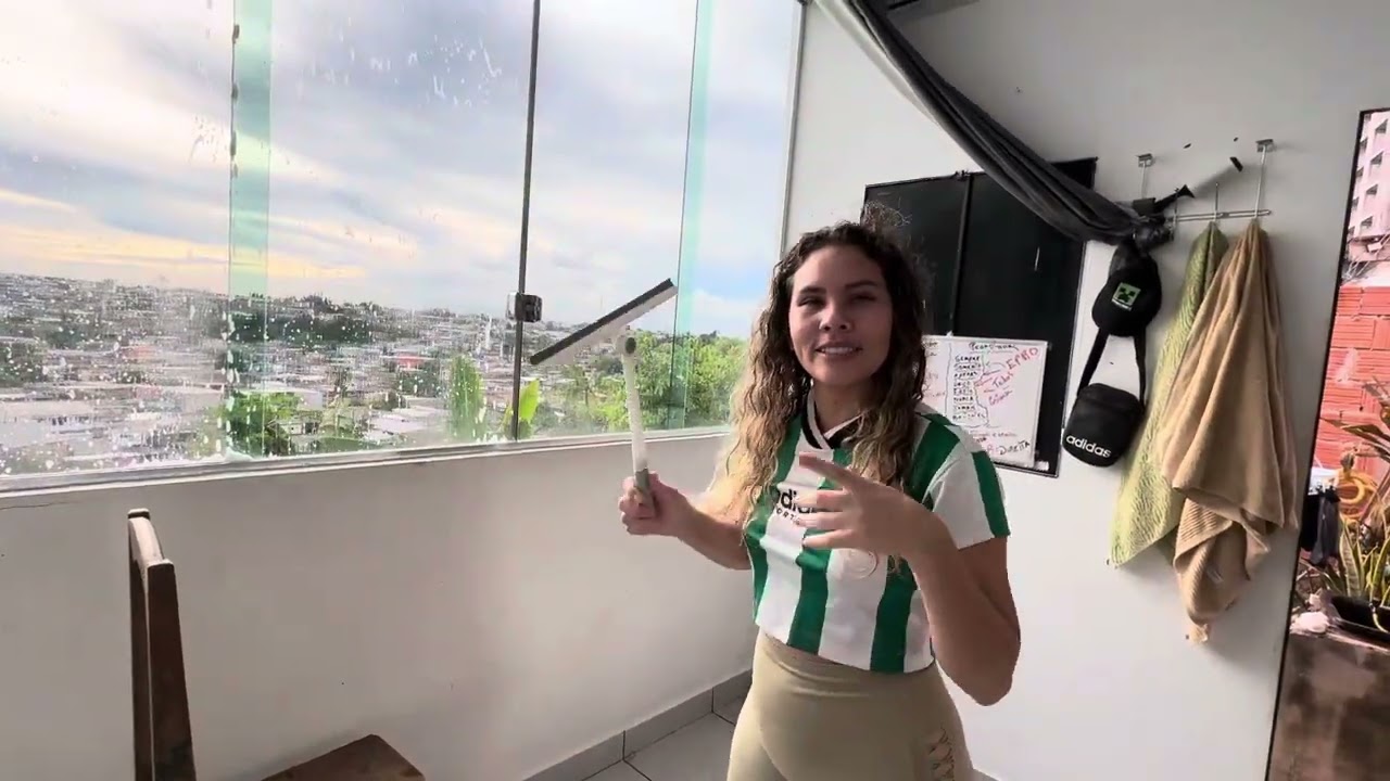 Eu depois de um ano resolvi limpar a minha janela de Blindex então vem comigo me ajudar a limpar 🧹 😃