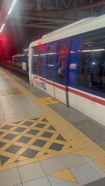 Busiest and popular metro line in Kualalumpur                 #kelanajayaline #malaysia #rapikl #lrt