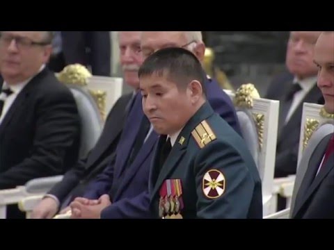 Султангабиев С. Г. ( В. В. Путин вручает "Звезду Героя" )