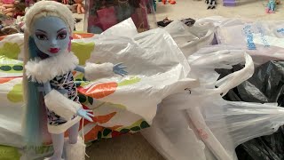 LIZZIE’S BIGGEST FLEA MARKET THRIFT HAUL YET | 19 Dolls! Monster High, Bratz and more! | part 1