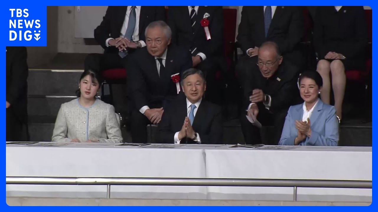 The Emperor and His Family Attend the Wheelchair Basketball