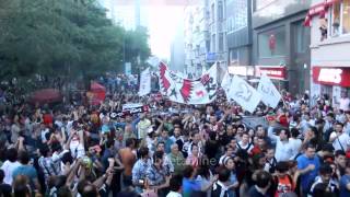 Download lagu Beşiktaş Çarşı Taksim Meydanına Giriş Yapıyor Occupy Gezi HD 720 P Beşiktaş Çarşı Taksim Meydanına Giriş Yapıyor Occupy Gezi HD 720 P