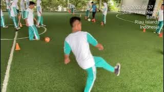 Video UKIN dengan materi variasi gerak menendang dan menahan bola dengan kaki bagian dalam