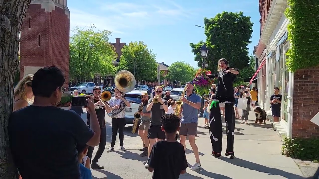 Beautiful Saxophone and Trampoline Performance - Street Jazz - Niagara-on-the-lake