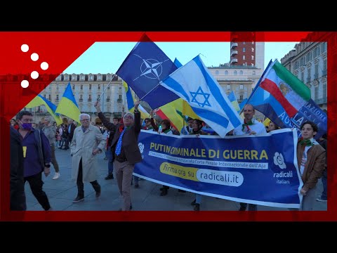 25 aprile, spezzone con bandiere Nato e Ucraina al corteo di Torino: contestazioni e tensione