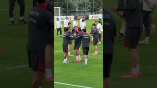 Oğuz Aydın Ve Orkun Kökçü Ile Sohbet Eden Salih Özcan, Gülme Krizine Girdi. Resimi