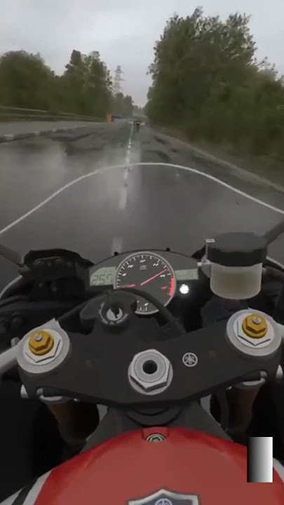 Motorrad zu schnell in Kurve? Straße nass 🏍😱 #shorts #freyfahren #youtubeshorts