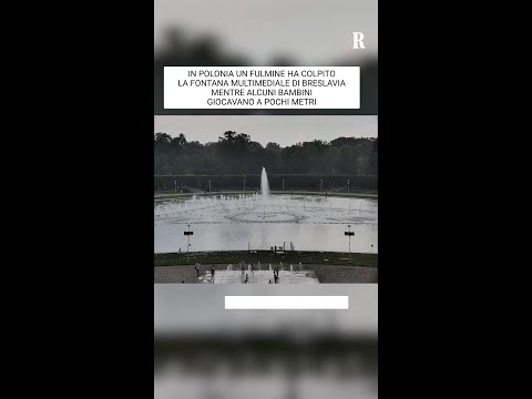 Video Polonia, un fulmine colpisce la fontana di Breslavia mentre dei bambini giocano a pochi metri