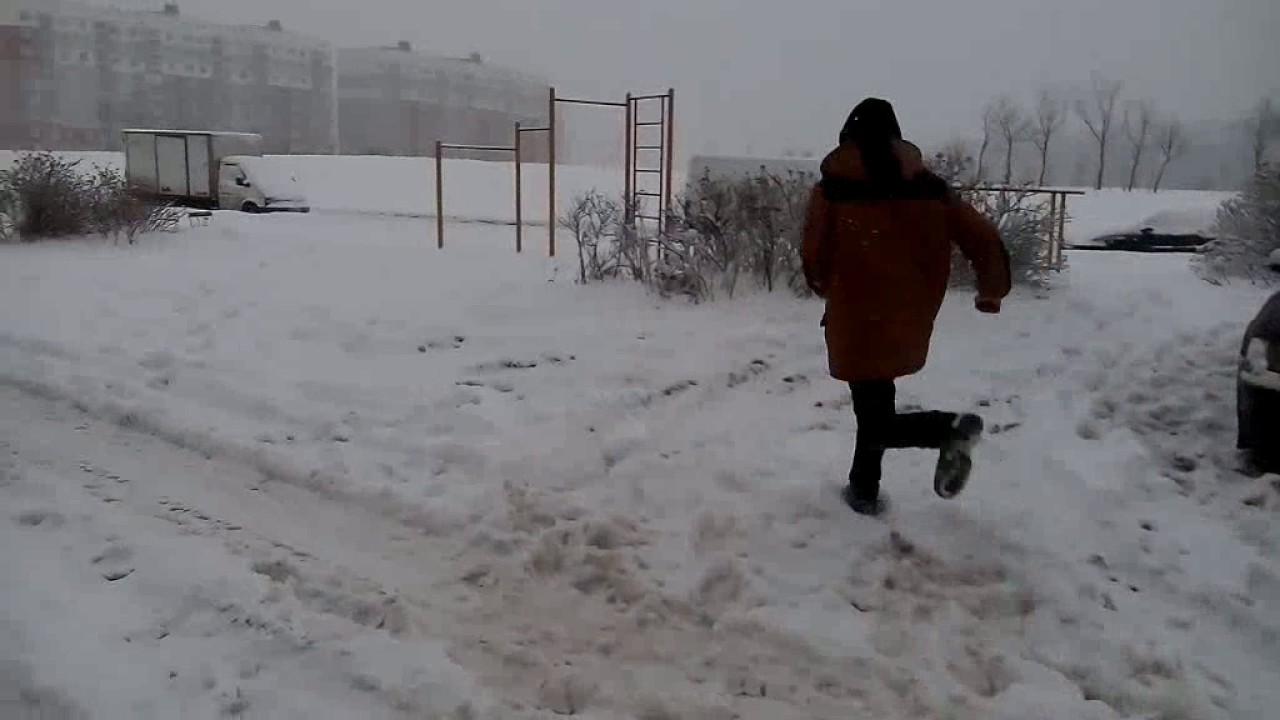 Песня бегу по парковке. Коля перекати поле с кружкой. Коля перекати поле где снимали дом. Коля перекати-поле детей надо любить.