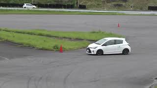 220806キョウセイMIジムカーナ練習会 ハイスピード 1025 ヴィッツ白 縁石
