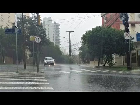 Sábado de tempo maluco em Porto Alegre: trovoadas, chuvaradas e bafo! - 16/07/2022