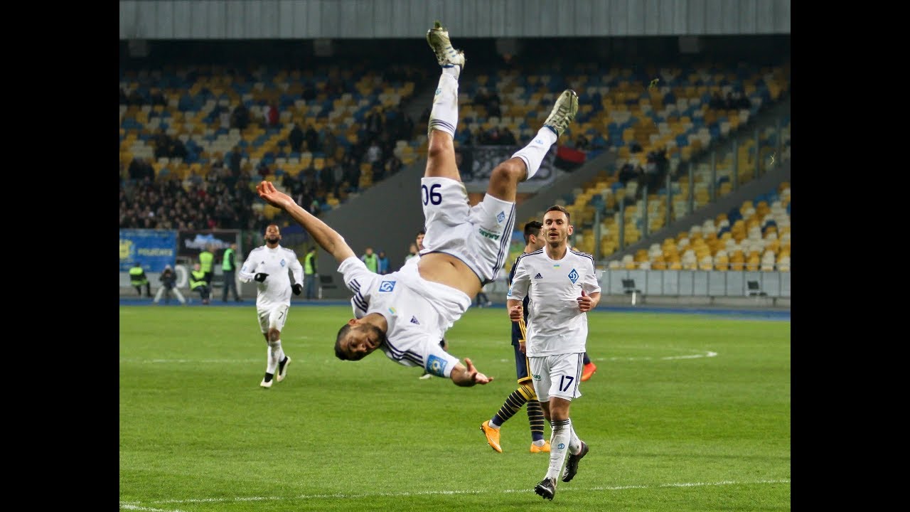 сложные финты. трюки с футбольным мячом легкие. сложные финты. финт ударом в футболе. сложные финты.