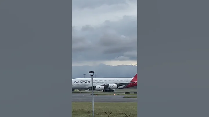 QANTAS A380-800 loud Takeoff at SYDNEY AIRPORT #planespotting
