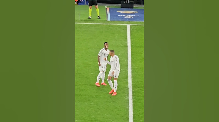 VINICIUS Y MBAPPÉ RIÉNDOSE DESPUÉS DE MARCAR GOL EN ESTADIO BERNABÉU REAL MADRID #shorts #football