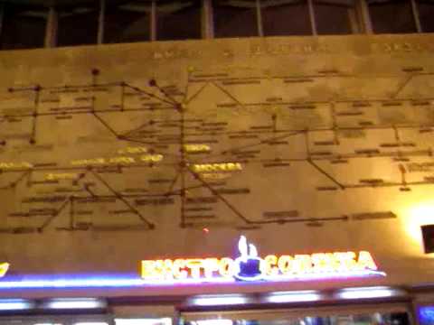 Video: Stasiun metro Vladimirskaya adalah fitur lain dari kereta bawah tanah St. Petersburg