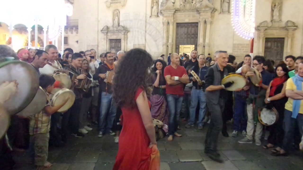 Ronda di Pizzica Pizzica a Galatina (Lecce) durante la festa di San Pietro e Paolo