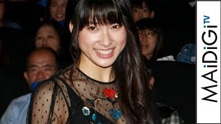 土屋太鳳、黒のシースルードレスで大人の魅力　池田エライザは肩出し赤ドレスでキュートに　映画「トリガール！」初日舞台あいさつ2