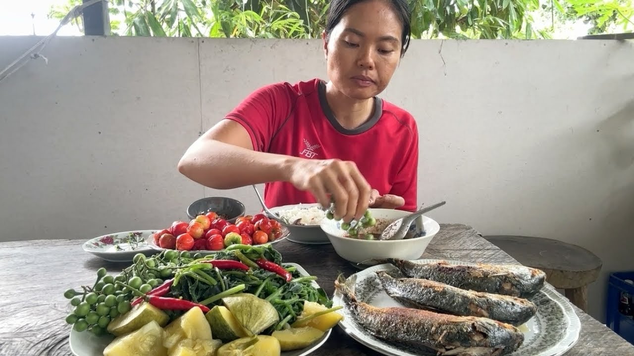 #502 Cá Bạc Má Chiên Nước Chấm Mắm Ruốc Ăn Kèm Rau Luộc Sau Giờ Thu Hoạch Rau