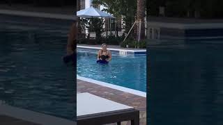 Enzo Brincando Com A Mamãe Na Piscina