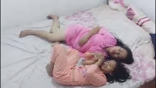 Bercanda bersama bersendau gurau tasya dan mama diranjang sebelum tidur
