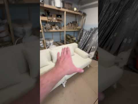 Светлый модульный диван.