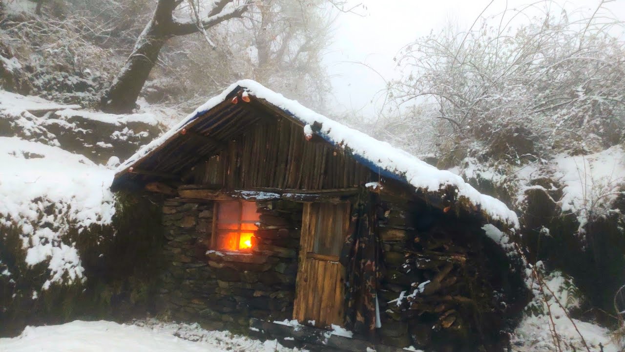 Building Winter Bushcraft Survival shelter | 100 days living alone ...