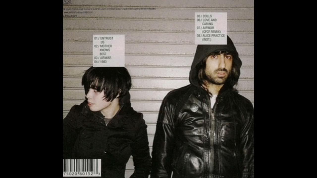 Crystal перевод на русский. Кристал кастлс Итан. Группа Crystal Castles обложка. Группа Crystal Castles 2008. Crystal Castles 1.