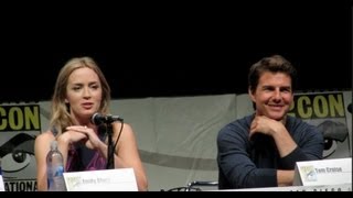 Tom Cruise sings at ComicCon 2013 with Chris Hardwick