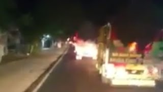 Tiga truk cabe berkonvoi  di jam malam