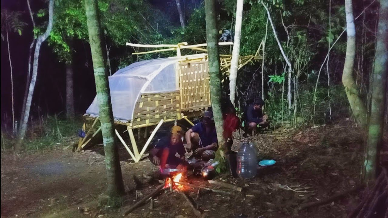 camping hujan deras membangun shelter helikopter di hutan dan bermimpi terbang di atas awan