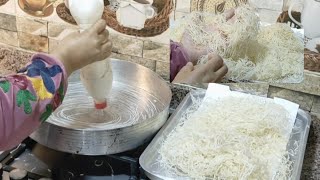 اقسم بالله مفيش اسهل من كده الكنافه البلدى بخيوط رفيعه بزجاجةع عين البوتجاز بكوبيتين دقيق هتعملي