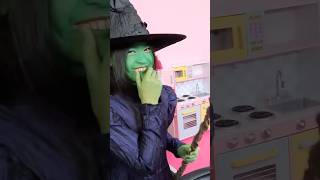 Wicked Witch vs Fairy Godmother Make Potions!