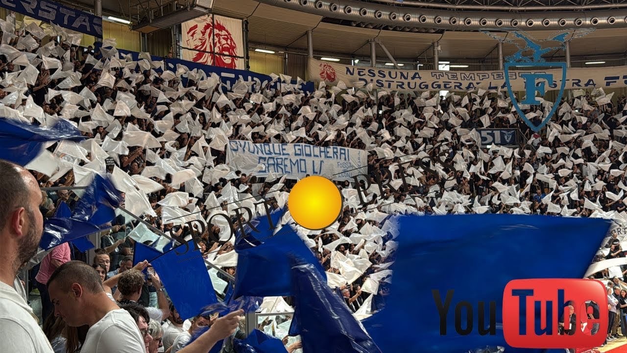 La coreografia dei tifosi della Fortitudo