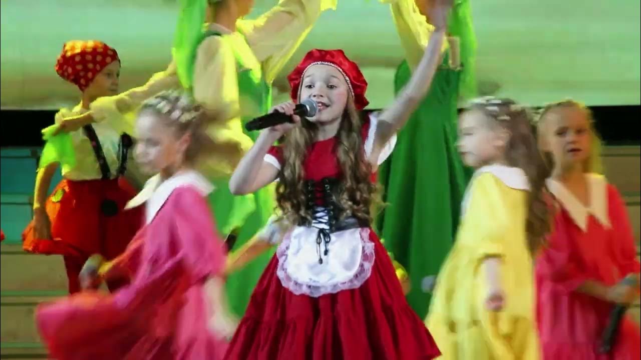 Аня красная шапочка. Караоке песенка красной шапочки. Видео песни красный. Видео песни красный. Видео песни красный.