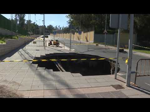 Enorme socavón junto al antiguo puente del Quemadero