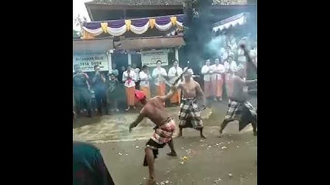 Siat Api "tradisi Bali" tarian sakral.