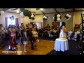 Joven tira a bebé por atrapar el ramo de novia