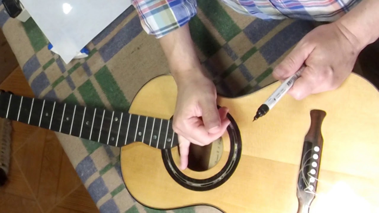 Colocación de golpeador (protector) en la tapa de la guitarra