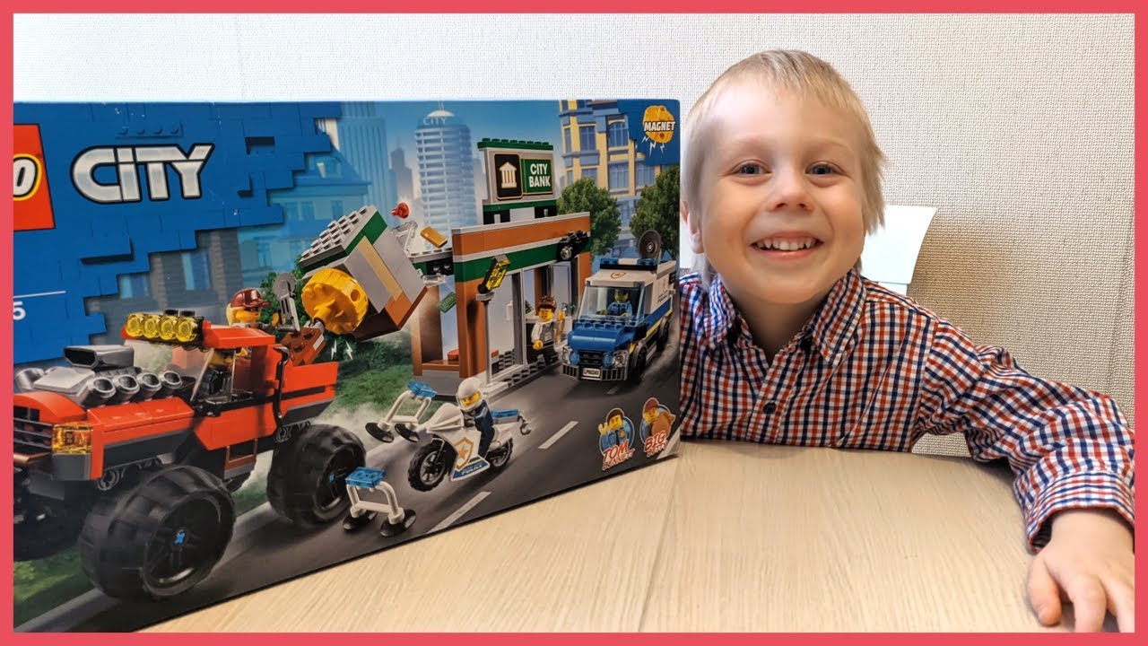 Андрюша и папа распаковывают и собирают Лего — Ограбление на монстр-траке (60245)