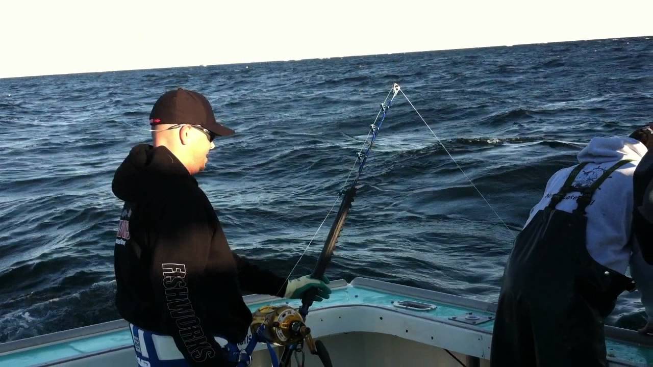 Derek Redwine Getting Pulled Over By A Giant Bluefin Tuna Pei Tony S Tuna Fishing Youtube